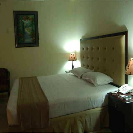 Hotel Ambassador Residency à Chittagong Extérieur photo