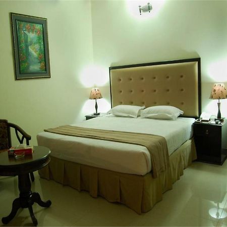 Hotel Ambassador Residency à Chittagong Extérieur photo